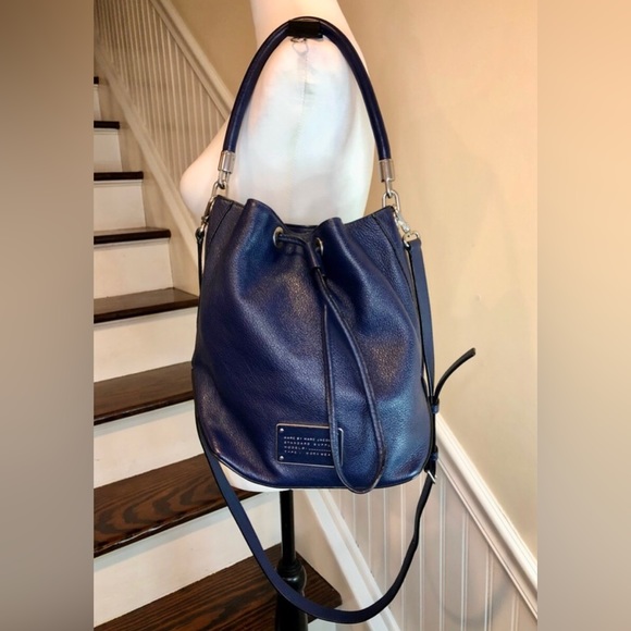 MARC JACOBS Navy Tumbled Leather Drawstring Bucket Bag Crossbody Shoulder Strap - Picture 4 of 16